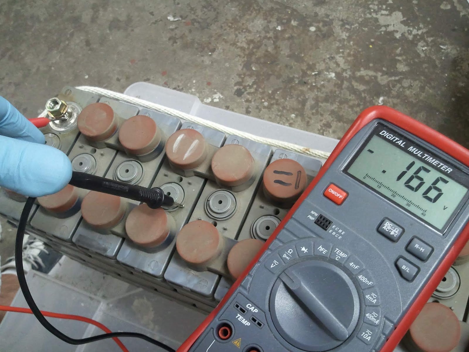0.17v between negative module pole and the surface of battery